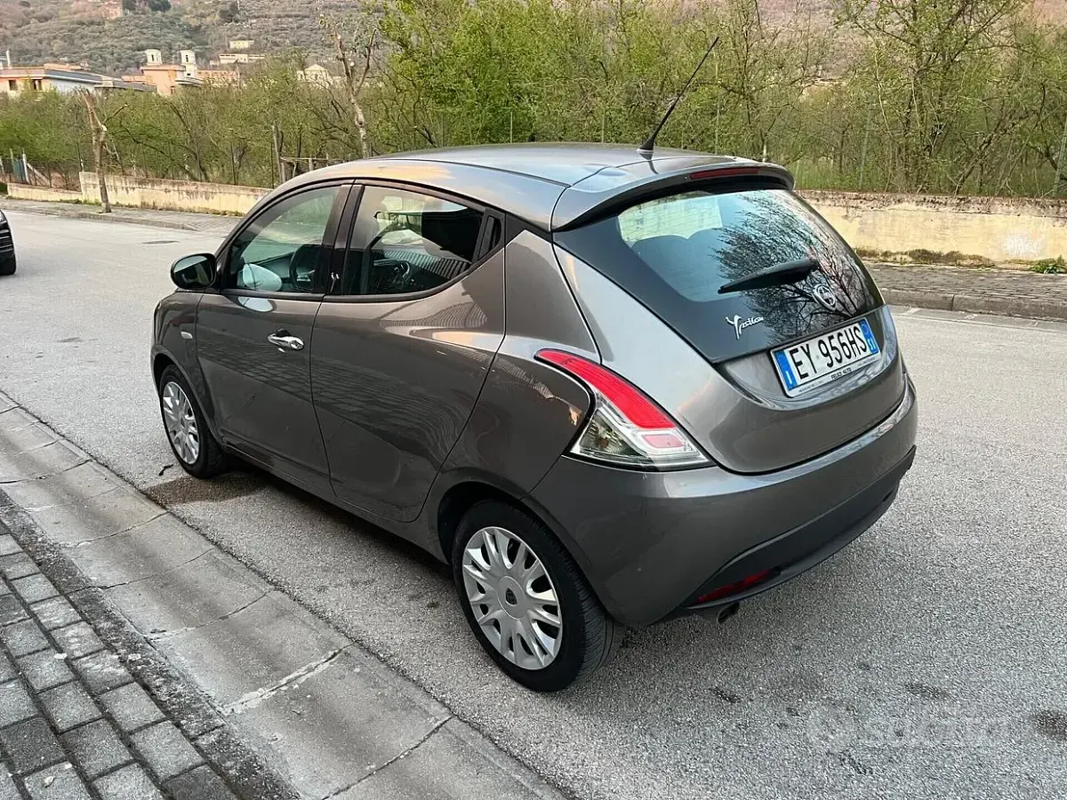Usata Lancia Ypsilon Gold 69 CV (50 kW) 2015 Grigio Utilitaria