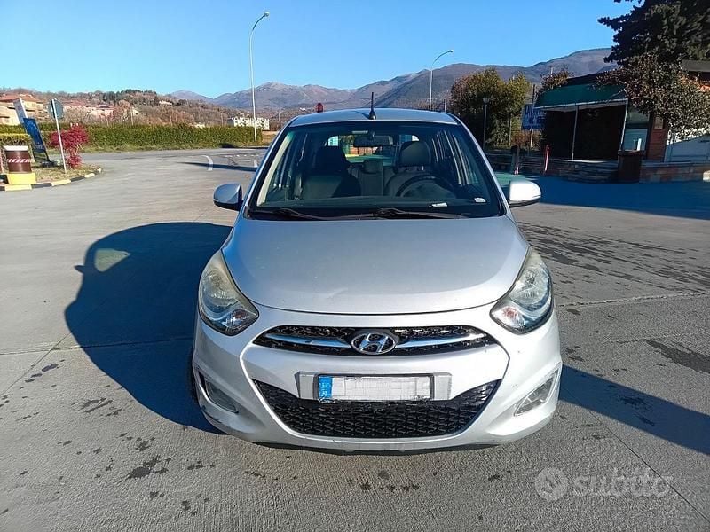 Grigio Usata 2012 Hyundai i10 Premium Due volumi | 3000 € (Super prezzo) - Immagine 1/4