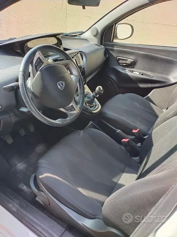 Usata Lancia Ypsilon 80 CV (58 kW) 2018 Bianco Utilitaria