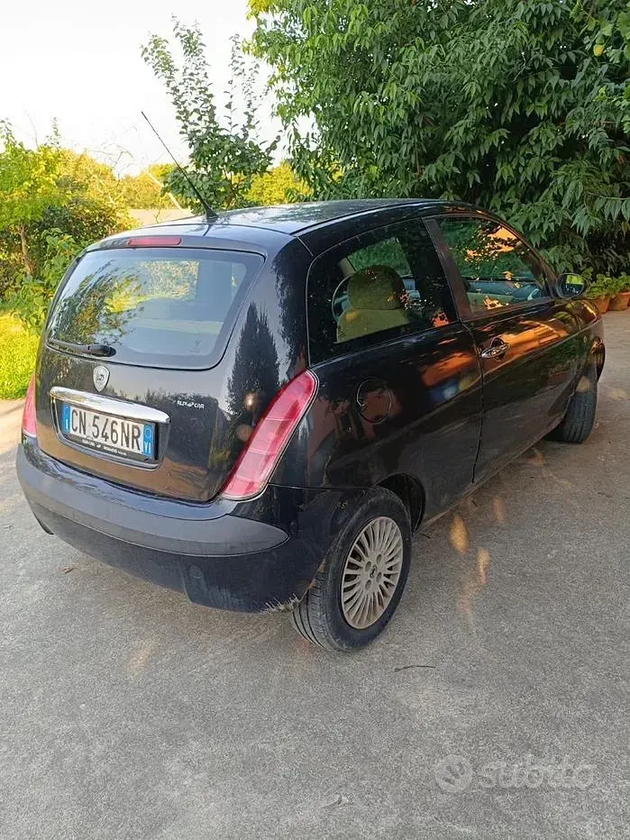 Usata Lancia Ypsilon 80 CV (58 kW) 2004 Nero Utilitaria