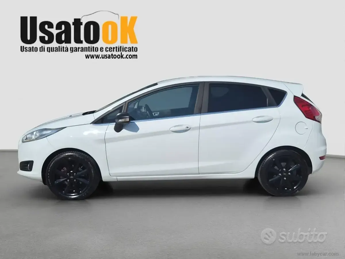 Usata Ford Fiesta 101 CV (74 kW) 2015 Bianco Utilitaria
