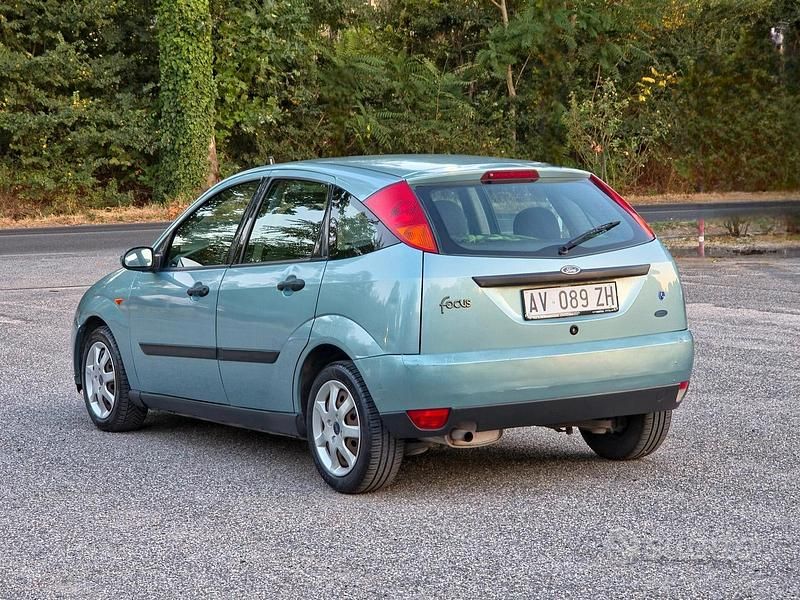 Usata Ford Focus Ghia 100 CV (73 kW) 2002 Blu Berlina