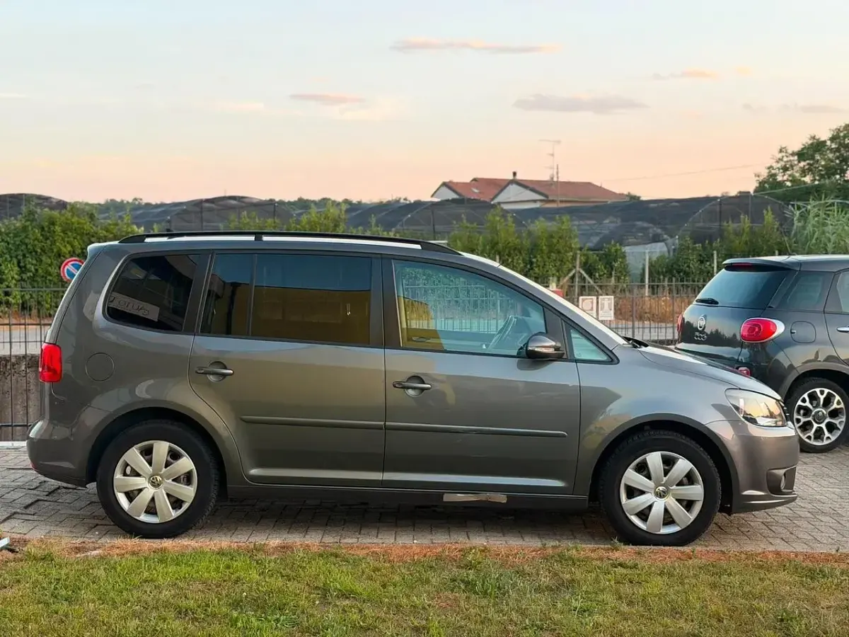 Usata VW Touran Comfortline 104 CV (76 kW) 2013 Grigio Monovolume