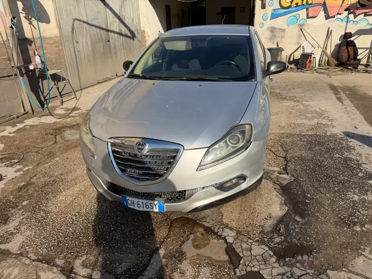 Usata Lancia Delta Gold 105 CV (77 kW) 2013 Argento Utilitaria