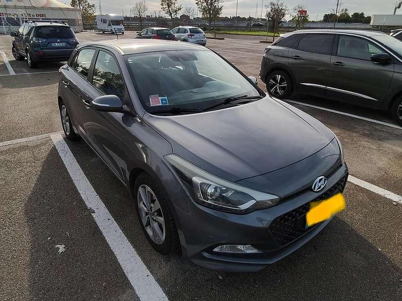 Usata Hyundai i20 Comfort 75 CV (55 kW) 2015 Grigio Utilitaria