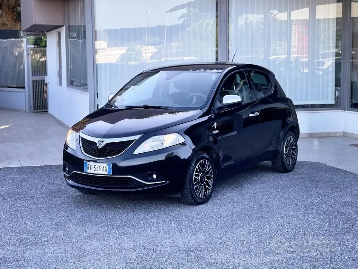 Usata Lancia Ypsilon 69 CV (50 kW) 2016 Nero Utilitaria