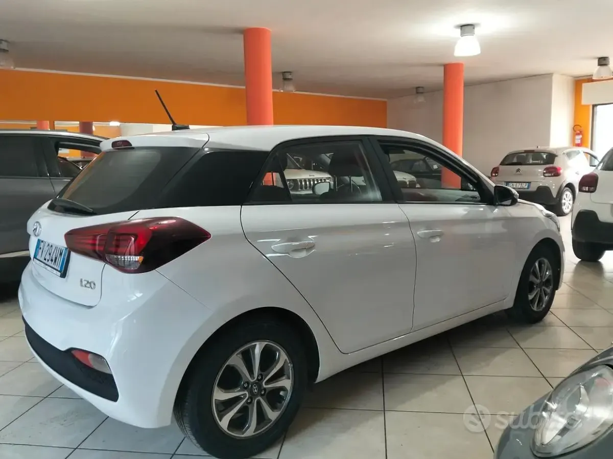 Begagnad Hyundai i20 73 HK (53 kW) 2019 Vit Halvkombi