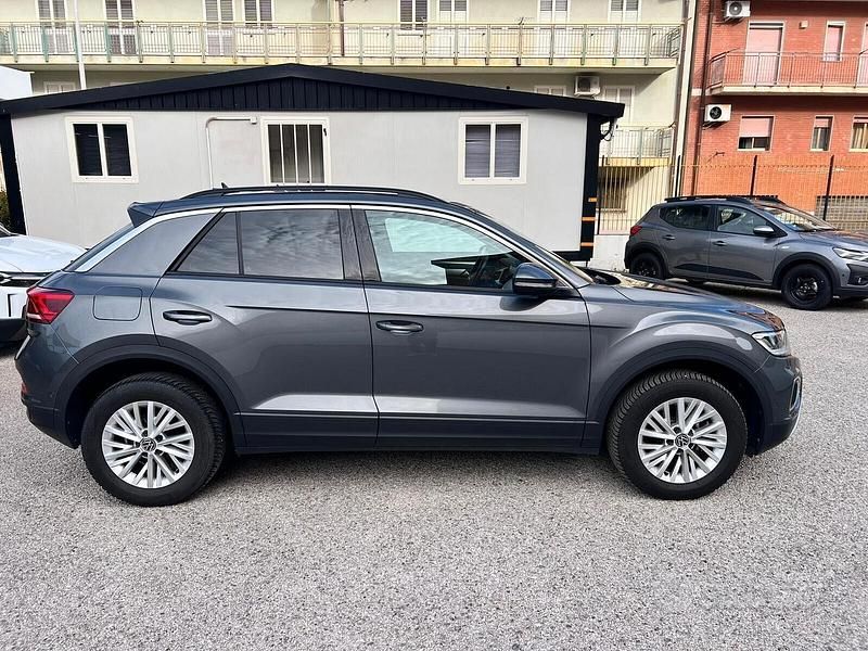 Usata VW T-Roc Life 150 CV (110 kW) 2023 Grigio SUV