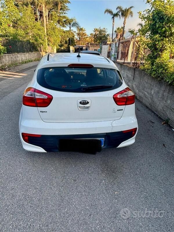Bianco Usata 2017 Kia Rio Due volumi | 7500 € (Buon prezzo) - Immagine 1/4