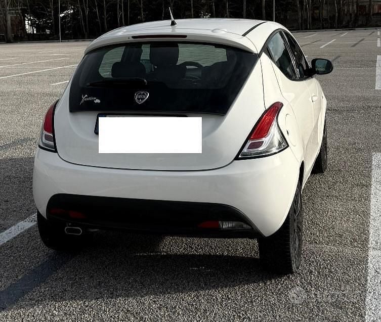 Usata Lancia Ypsilon 69 CV (50 kW) 2014 Bianco Utilitaria