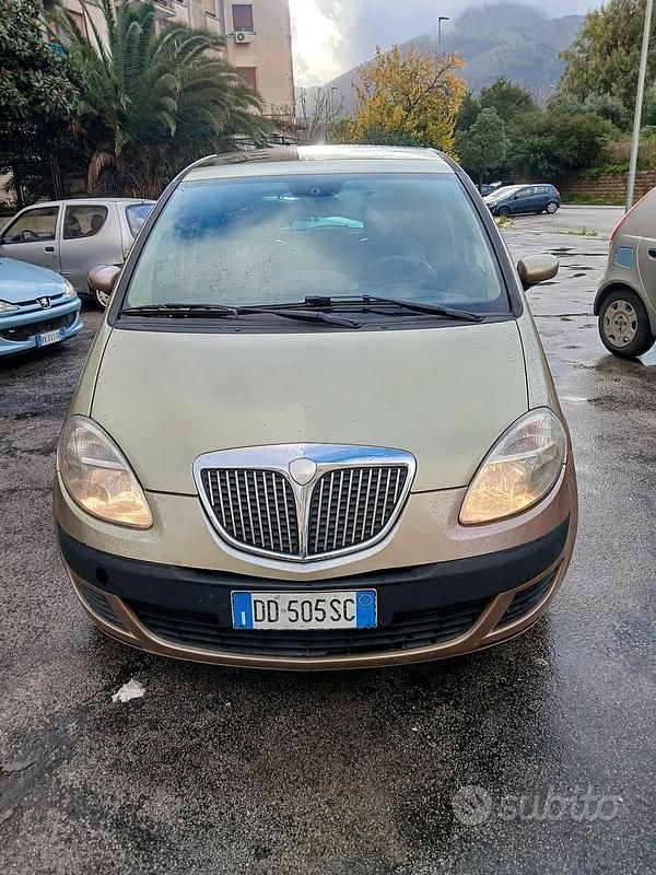 Usata Lancia Musa 90 CV (66 kW) 2007 Marrone Monovolume