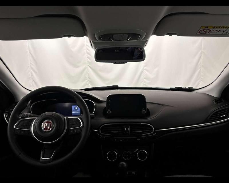 Usata Fiat Tipo Cross 131 CV (96 kW) 2022 Arancio paprika (metallizzato) Berlina