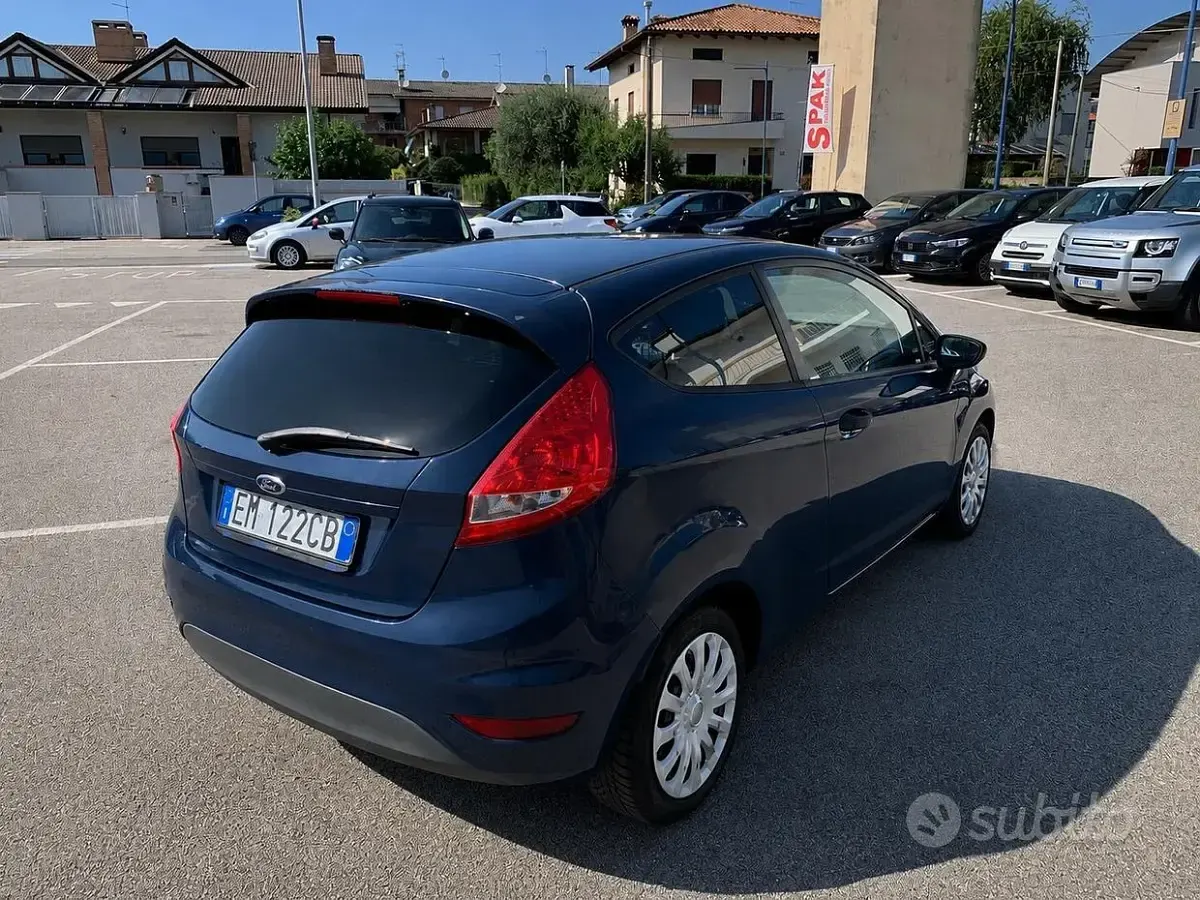 Usata Ford Fiesta 71 CV (52 kW) 2012 Bluazzurro Berlina