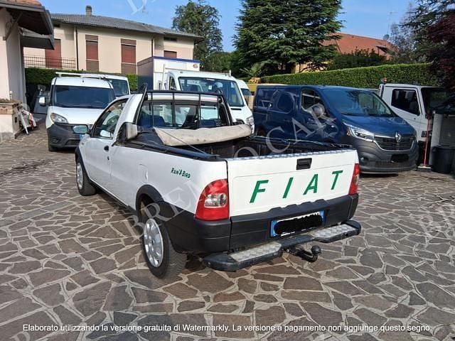 Usata Fiat Strada 80 CV (58 kW) 2004 Bianco Pick-up