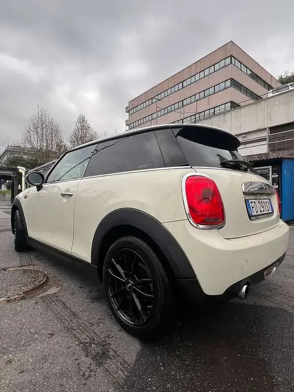 Begagnad Mini One D 95 HK (69 kW) 2016 Vit Halvkombi