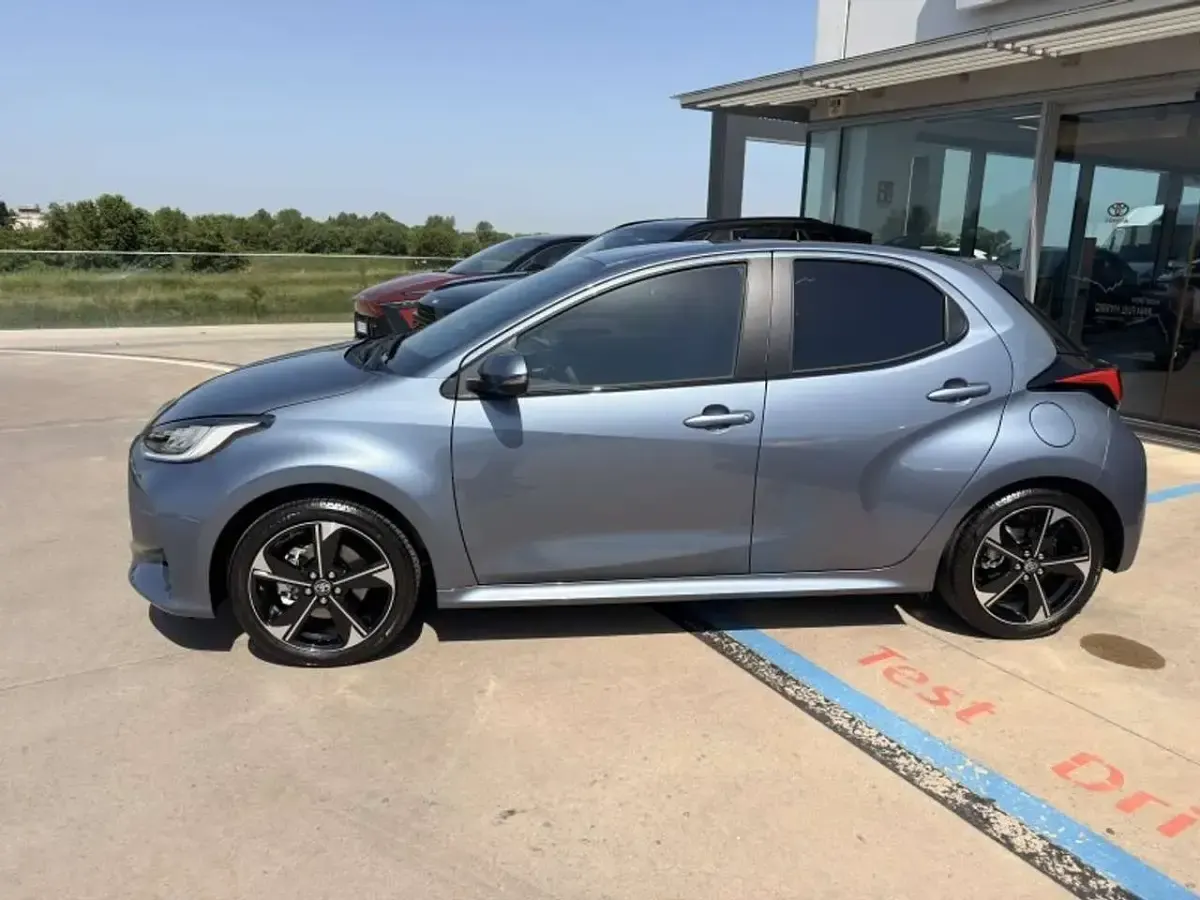 Nuova Toyota Yaris Premium 92 CV (67 kW) 2026 Celestite grey Utilitaria