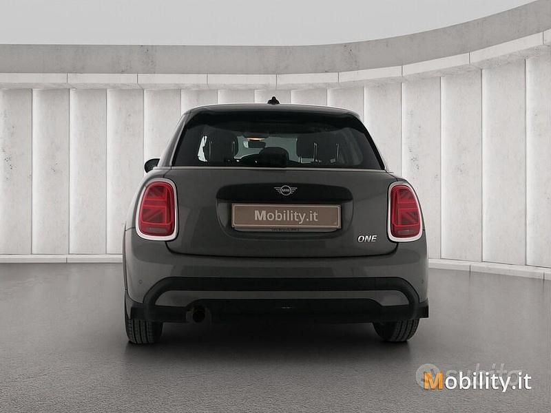 Begagnad Mini ONE Essential 75 HK (55 kW) 2022 Grå Halvkombi