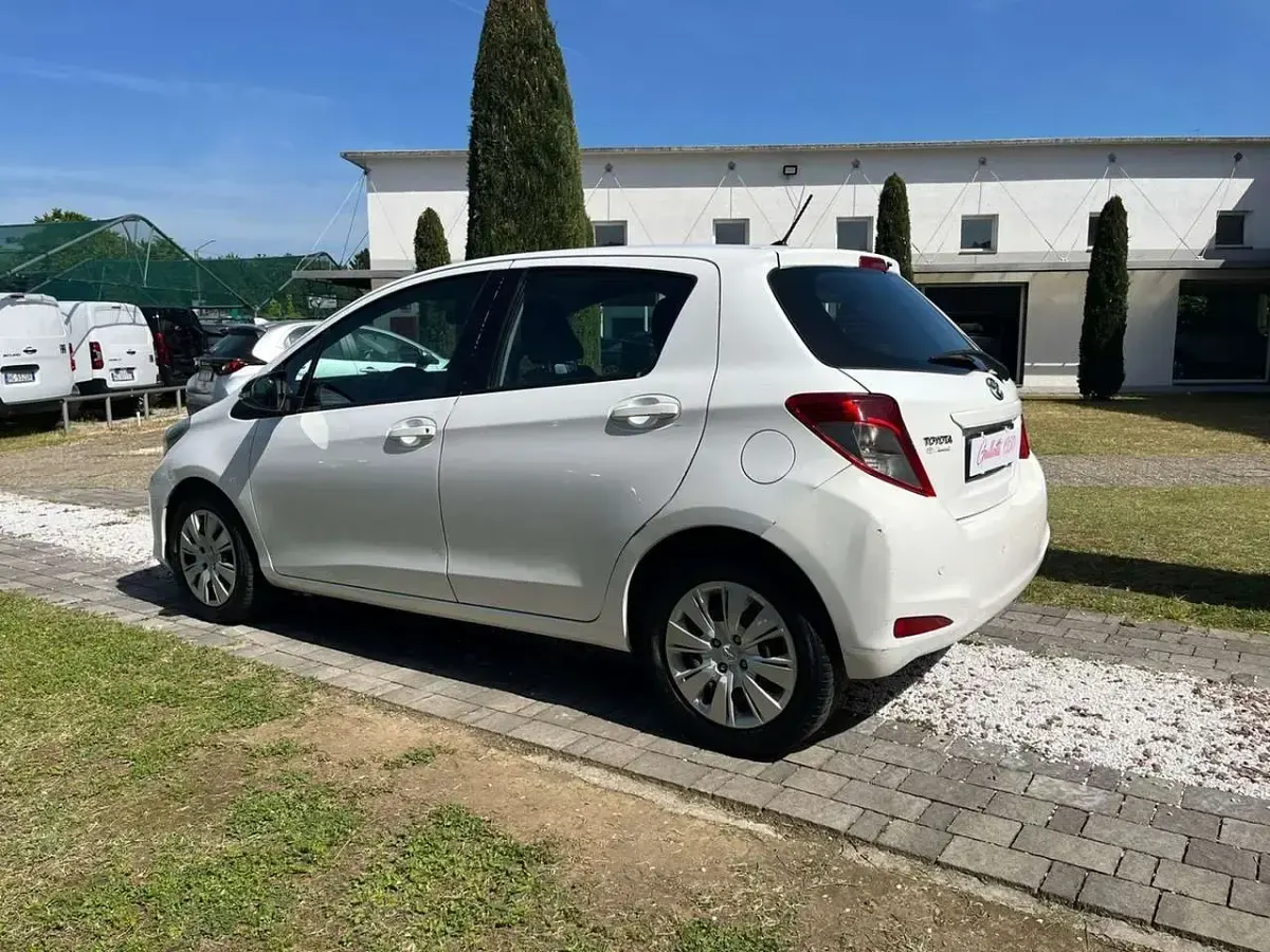 Usata Toyota Yaris Lounge 69 CV (50 kW) 2014 Bianco Utilitaria