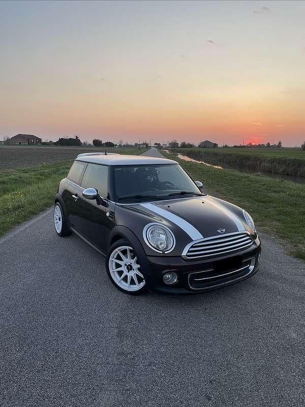 Begagnad Mini ONE 75 HK (55 kW) 2011 Brun Halvkombi