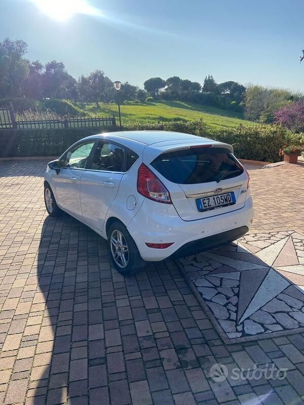 Usata Ford Fiesta 75 CV (55 kW) 2015 Bianco Utilitaria