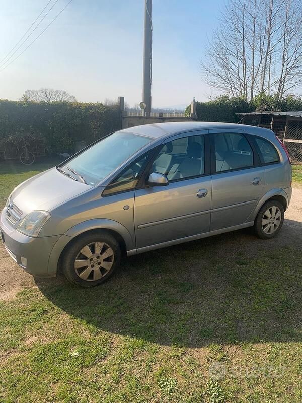 Grigio Usata 2004 Opel Meriva Monovolume | 4000 € (Molto cara) - Immagine 1/4