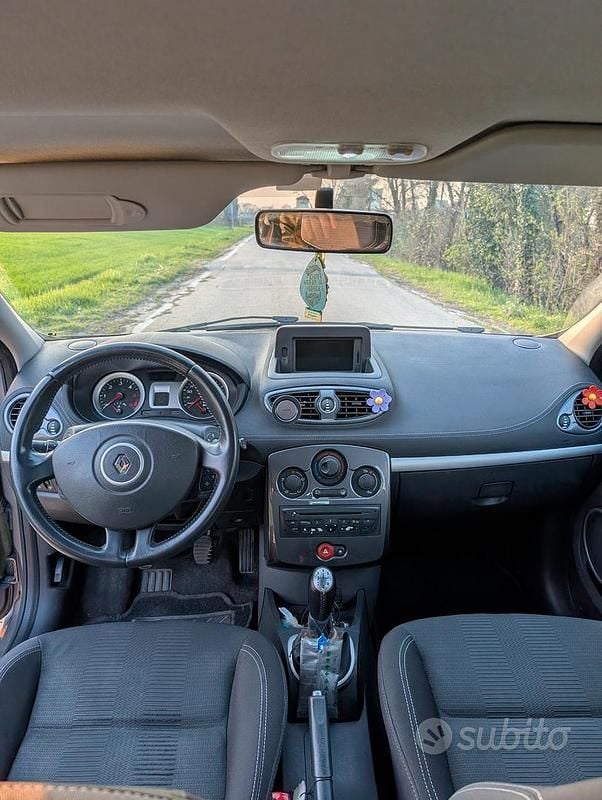 Usata Renault Clio III 75 CV (55 kW) 2011 Grigio Berlina