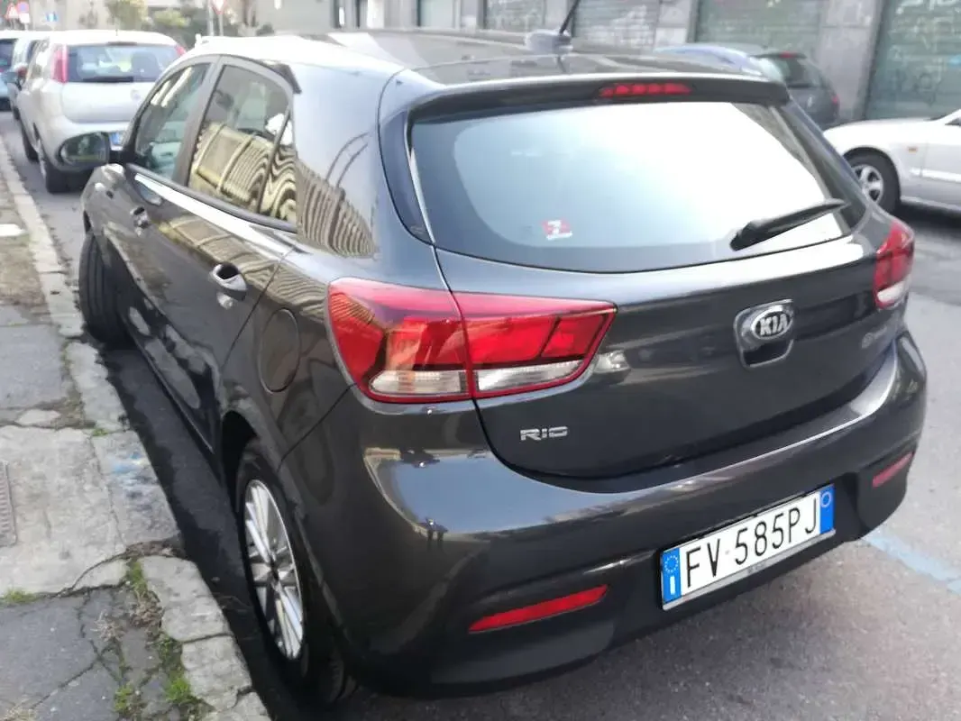 Usata Kia Rio 84 CV (61 kW) 2019 Grigio Berlina