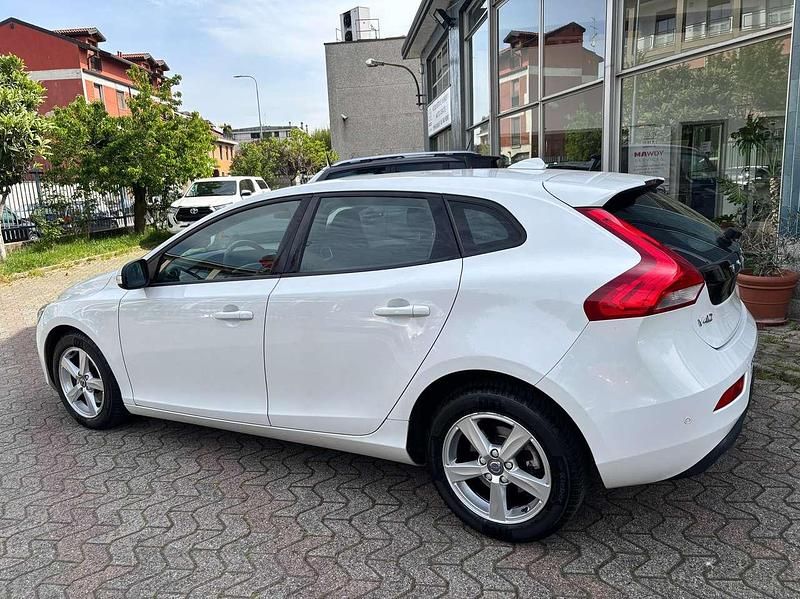 Usata Volvo V40 120 CV (88 kW) 2015 Bianco Berlina