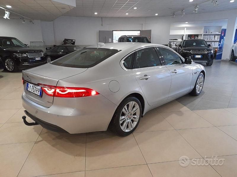 Usata Jaguar XF Portfolio 180 CV (132 kW) 2019 Argento Berlina