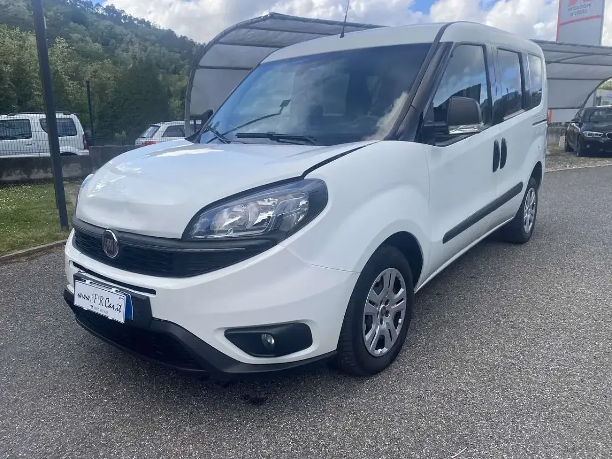 Usata Fiat Doblò Lounge 105 CV (77 kW) 2021 Bianco Monovolume