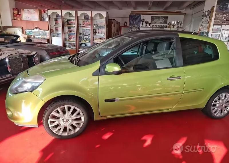 Usata Renault Clio II Luxe 100 CV (73 kW) 2009 Verde Berlina