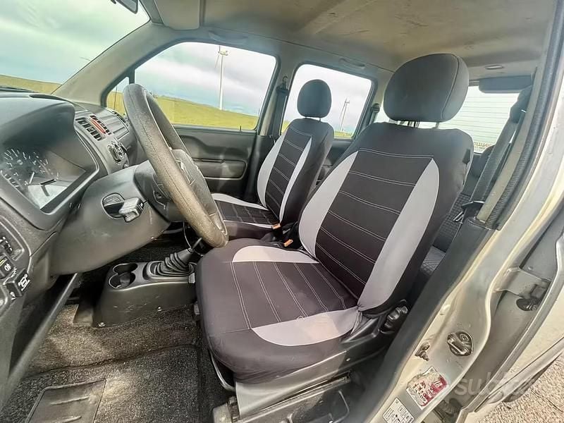 Usata Opel Agila 60 CV (44 kW) 2005 Grigio Monovolume