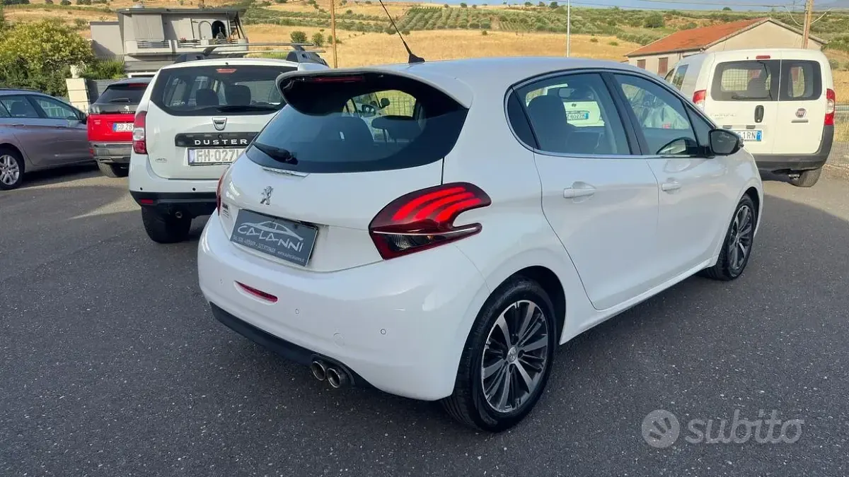 Usata Peugeot 208 Allure 100 CV (73 kW) 2015 Bianco Utilitaria