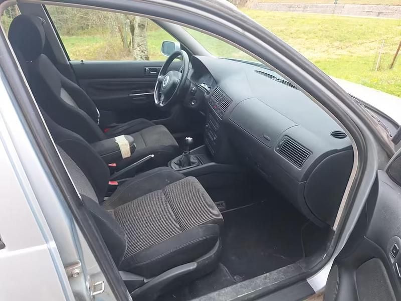 Usata VW Golf IV Highline 130 CV (95 kW) 2002 Argento Berlina