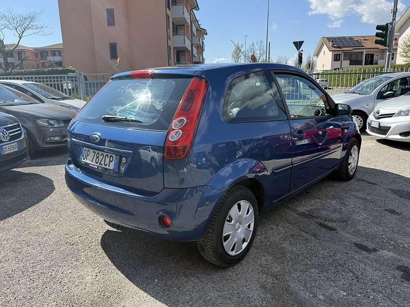 Usata Ford Fiesta Ghia 75 CV (55 kW) 2008 Blu/azzurro Utilitaria