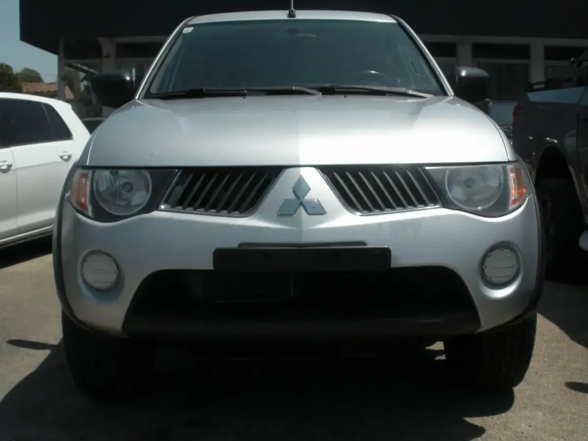 Usata Mitsubishi L200 Intense 136 CV (100 kW) 2011 Argento Pick-up