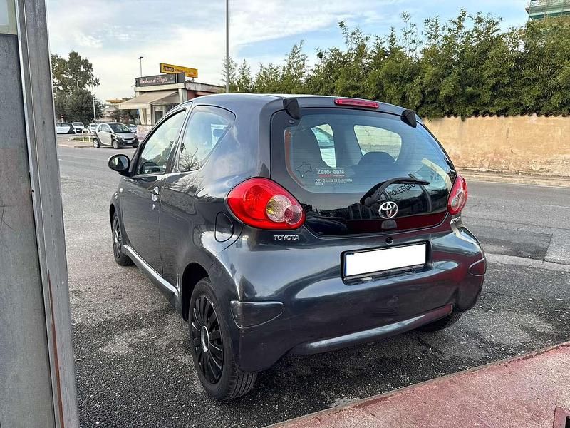 Usata Toyota Aygo 68 CV (50 kW) 2005 Grigio Utilitaria