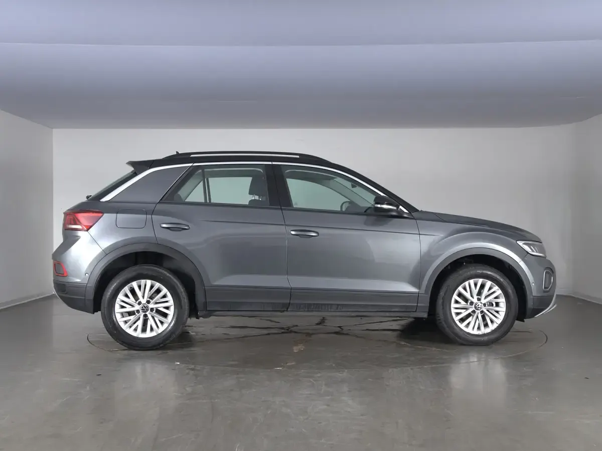 Usata VW T-Roc Life 116 CV (85 kW) 2025 Indium grey metallizzato nero SUV