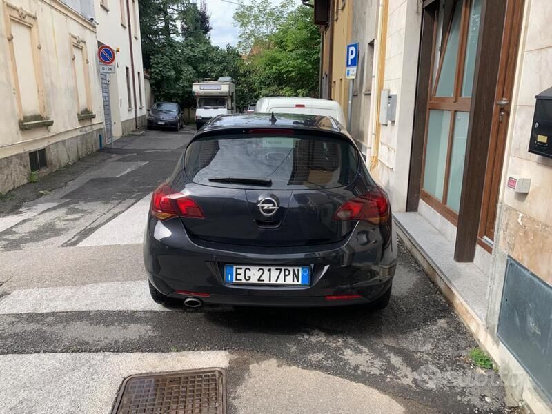 Usata 2011 Opel Astra Cosmo Coupé | 4200 € - Immagine 1/4