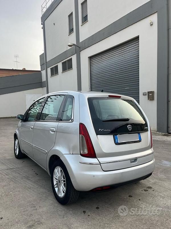 Usata Lancia Musa 70 CV (51 kW) 2008 Grigio Monovolume