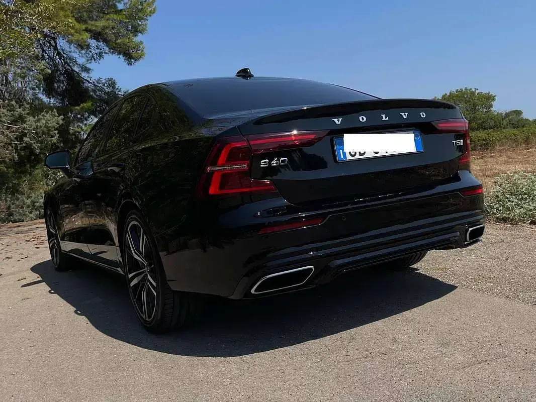 Usata Volvo S60 R-Design 241 CV (177 kW) 2020 Nero Berlina