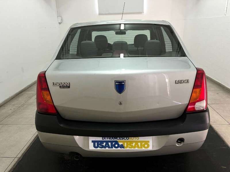 Usata Dacia Logan Lauréate 70 CV (51 kW) 2006 Grigio metallizzato Berlina