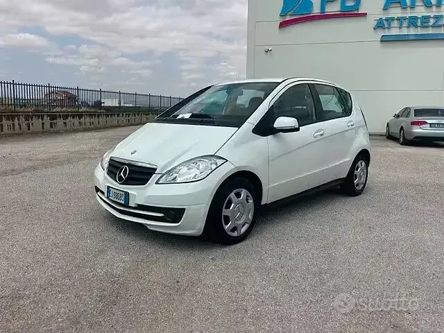 Usata Mercedes A180 Avantgarde 109 CV (80 kW) 2011 Bianco Utilitaria