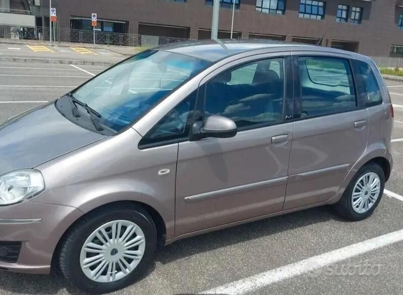 Usata Lancia Musa Gold 95 CV (69 kW) 2011 Beige Monovolume