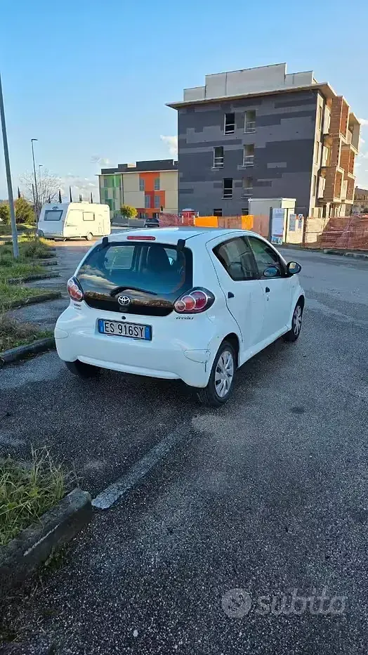 Usata Toyota Aygo 68 CV (50 kW) 2013 Bianco Utilitaria