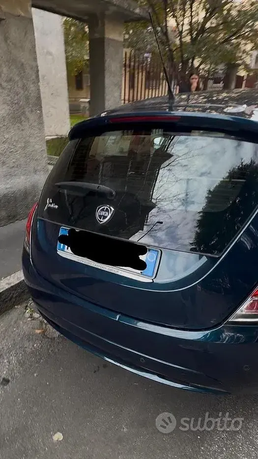 Usata Lancia Ypsilon Gold 60 CV (44 kW) 2017 Bluazzurro Utilitaria