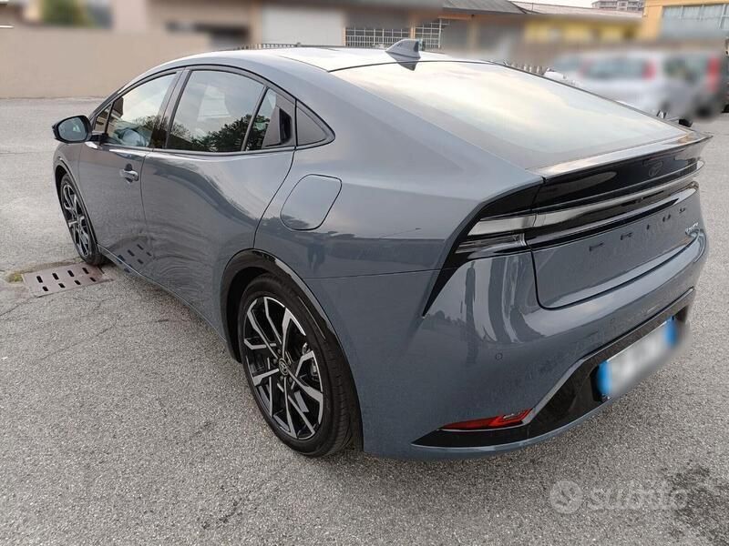 Usata Toyota Prius Lounge 151 CV (111 kW) 2023 Grigio Utilitaria