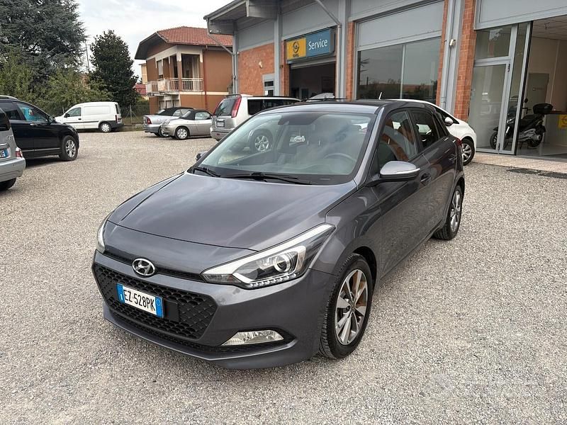 Grigio Usata 2015 Hyundai i20 Tre volumi | 7000 € (Buon prezzo) - Immagine 1/4