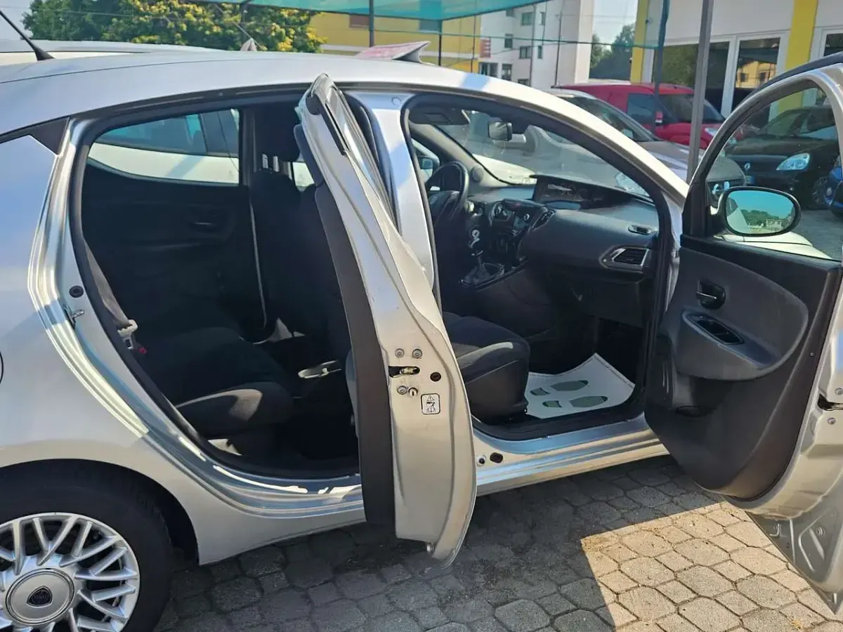 Usata Lancia Ypsilon Silver 69 CV (50 kW) 2013 Argento Utilitaria