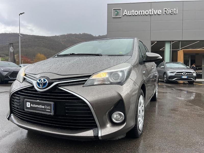 Usata Toyota Yaris Hybrid Active 73 CV (53 kW) 2017 Grigio Berlina